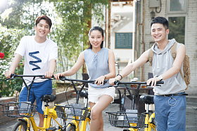 青年人骑自行车