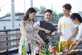 青年人聚会图片