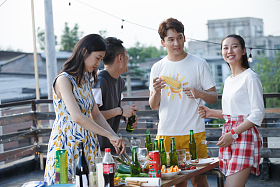 青年人聚会照片