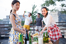 青年人聚会图片