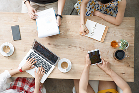 青年人在工作室里工作