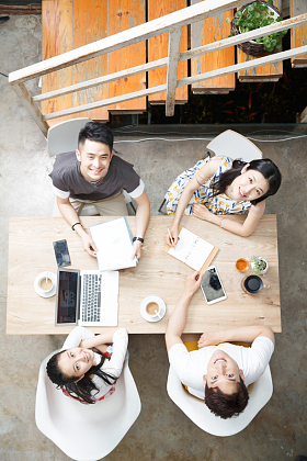 青年人在工作室里工作