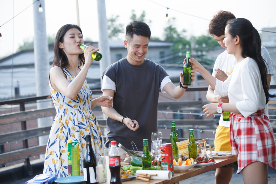 青年人聚会照片