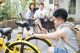 青年人扫描共享单车图片