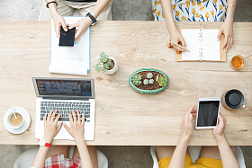 青年人在工作室里工作