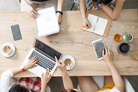 青年人在工作室里工作