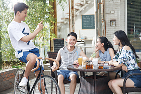 青年人聚会照片