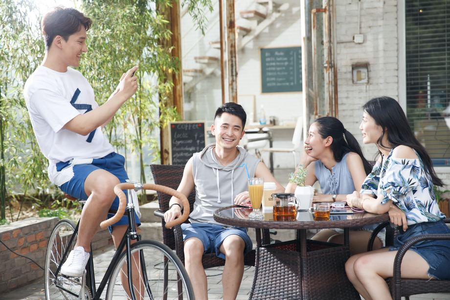 青年人聚会照片 青年人聚会照片