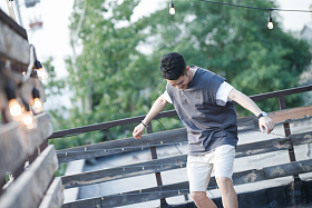 青年男人玩滑板图片