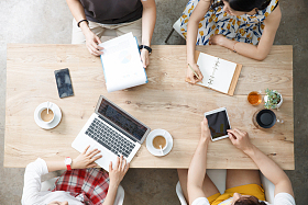 青年人在工作室里工作