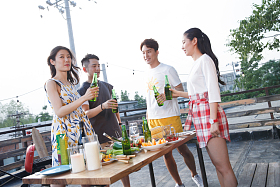 青年人聚会图片