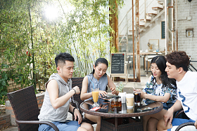 青年人聚会照片