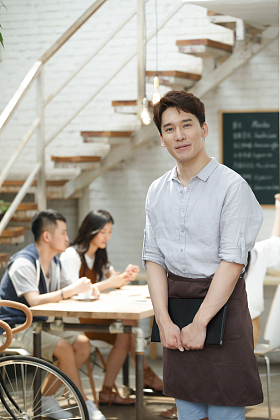 青年人喝咖啡图片