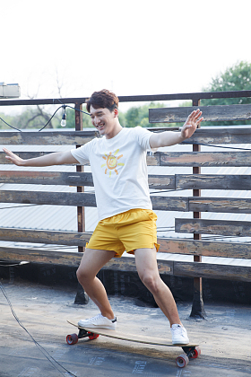 青年男人玩滑板