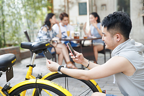 青年人扫描共享单车照片