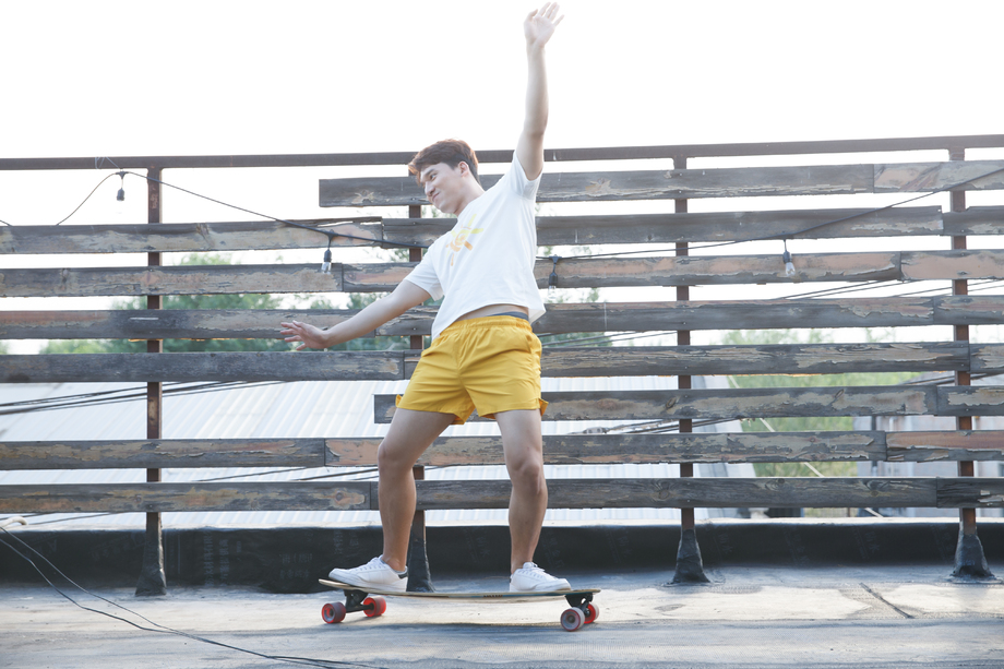 青年男人玩滑板图片