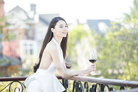 青年女人喝红酒图片