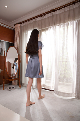 青年女人拉开窗帘往外看图片