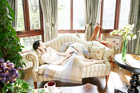 青年女人躺在沙发上睡觉图片