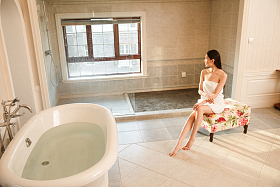 青年女人在浴室