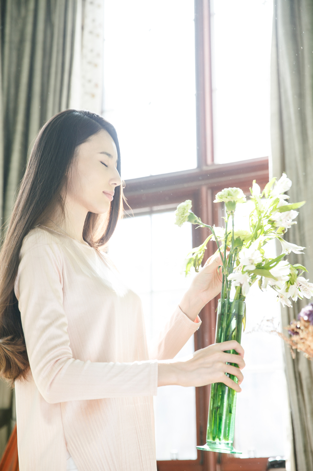 青年女人在插花