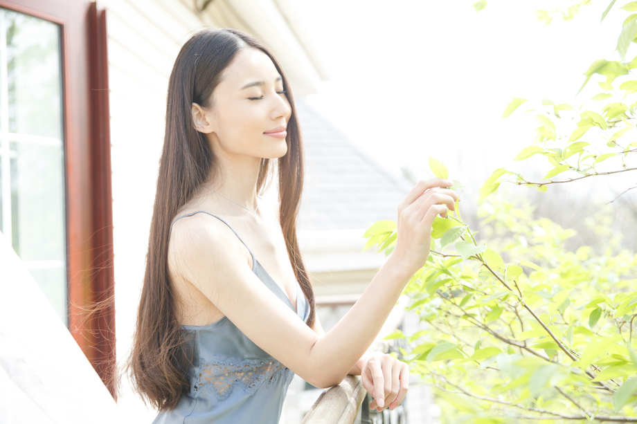 青年女人站在阳台上图片
