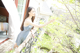 青年女人站在阳台上照片