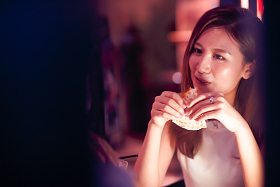 青年女人在餐厅吃饭图片