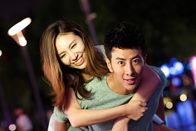 青年情侣约会图片