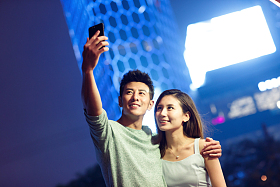 青年情侣在自拍图片