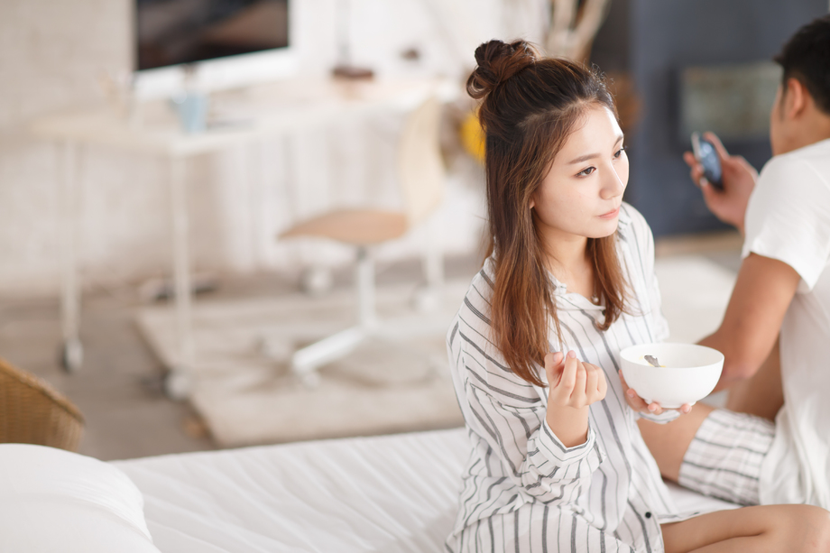 青年情侣在卧室图片 青年情侣在卧室图片