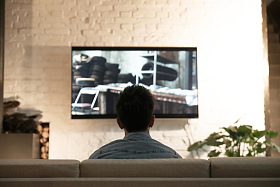 青年男人在看电视图片