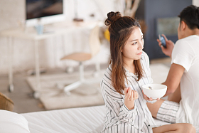 青年情侣在卧室