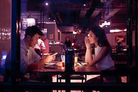 青年情侣吃晚餐照片