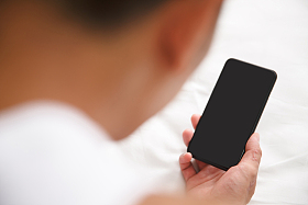 青年男人在卧室玩手机