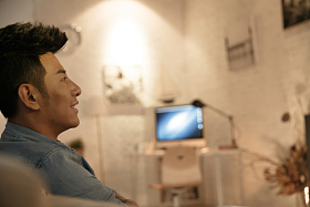 青年男人在看电视