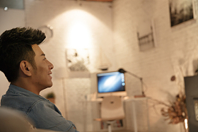 青年男人在看电视照片