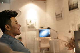 青年男人在看电视