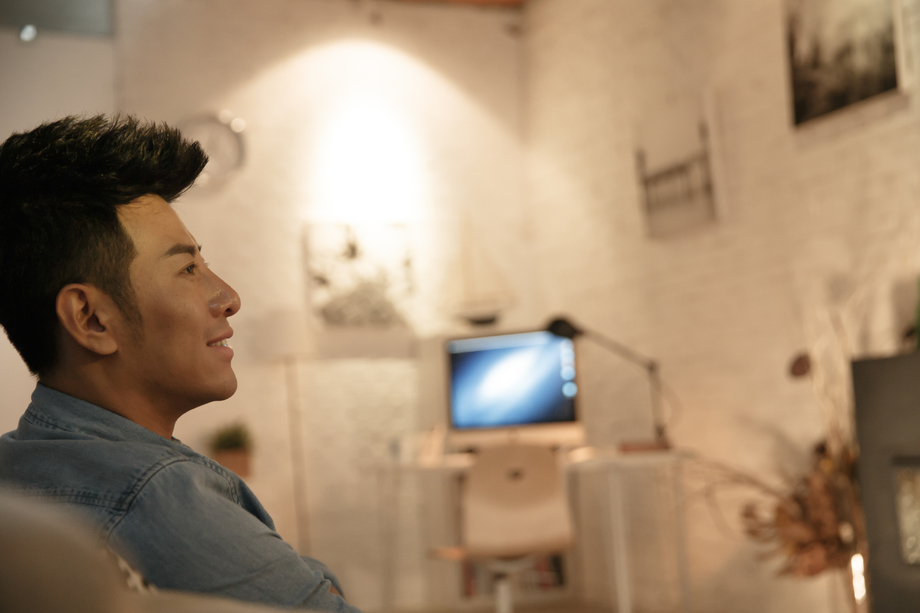 青年男人在看电视