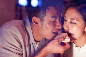 青年情侣吃晚餐