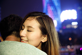 青年情侣约会图片