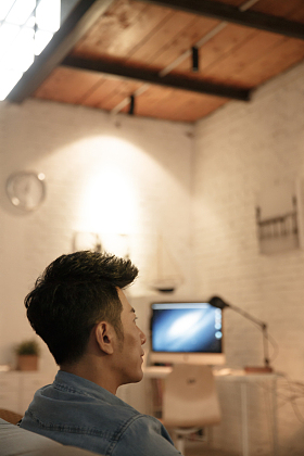 青年男人在看电视