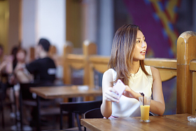 青年女人在喝果
