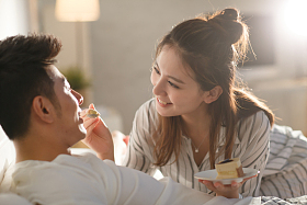 青年情侣吃蛋糕