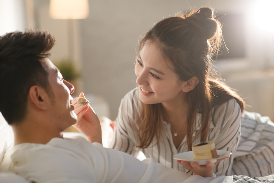 青年情侣吃蛋糕