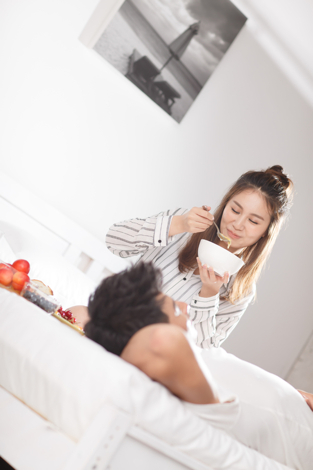 青年情侣在床上吃早餐照片 青年情侣在床上吃早餐照片