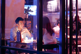 青年情侣吃晚餐