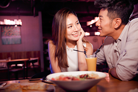 青年情侣吃晚餐