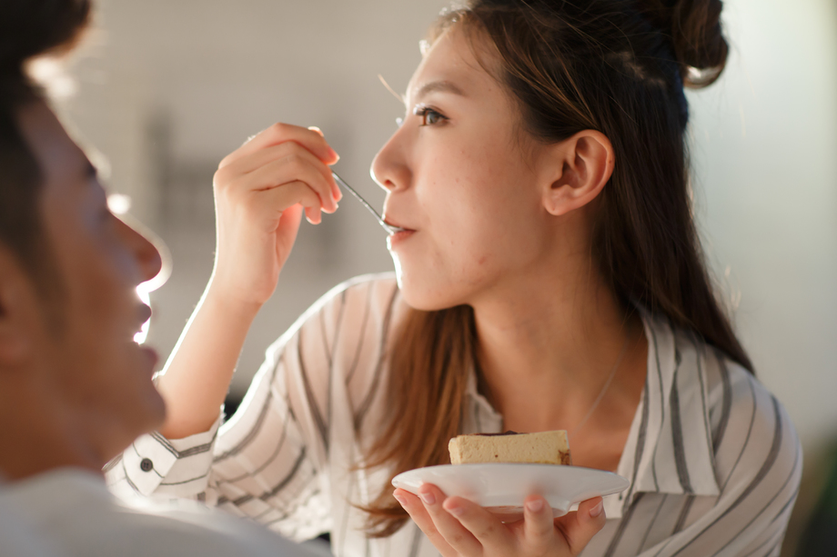 青年情侣吃蛋糕图片