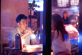 青年情侣吃晚餐